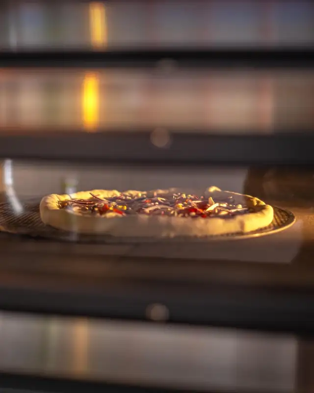 Pizza piecze się w rozgrzanym piecu