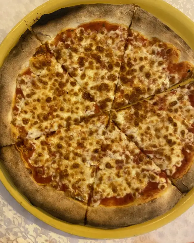 Pizza Margherita z dużą ilością sera